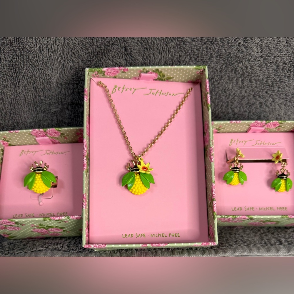 🐝 Betsey Johnson Bee Pendant Necklace, Earring and Ring Set